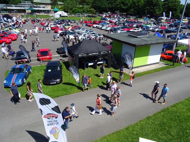 View from the restaurant steps at around 09:40 Filling fast!